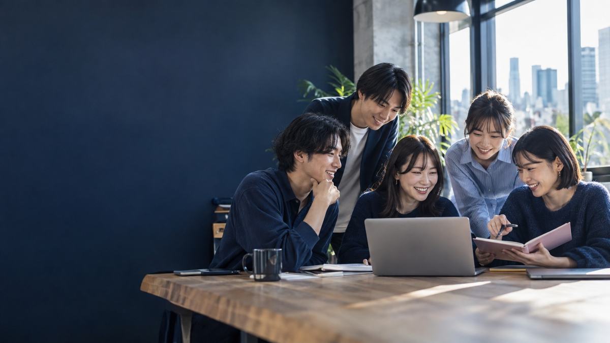 仲間とアイデアを交わす大学生のイメージ